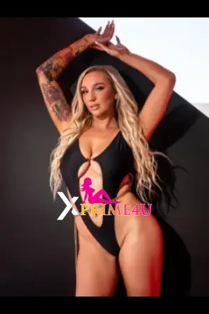 Bimbo Sets Lesbian Thirst Trap